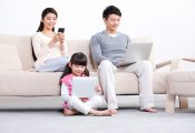 Những cách hay giúp trẻ tránh xa điện thoại và tivi ngày hè