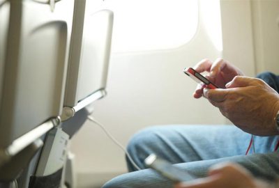Điều gì xảy ra khi không tắt thiết bị điện tử trên máy bay?
